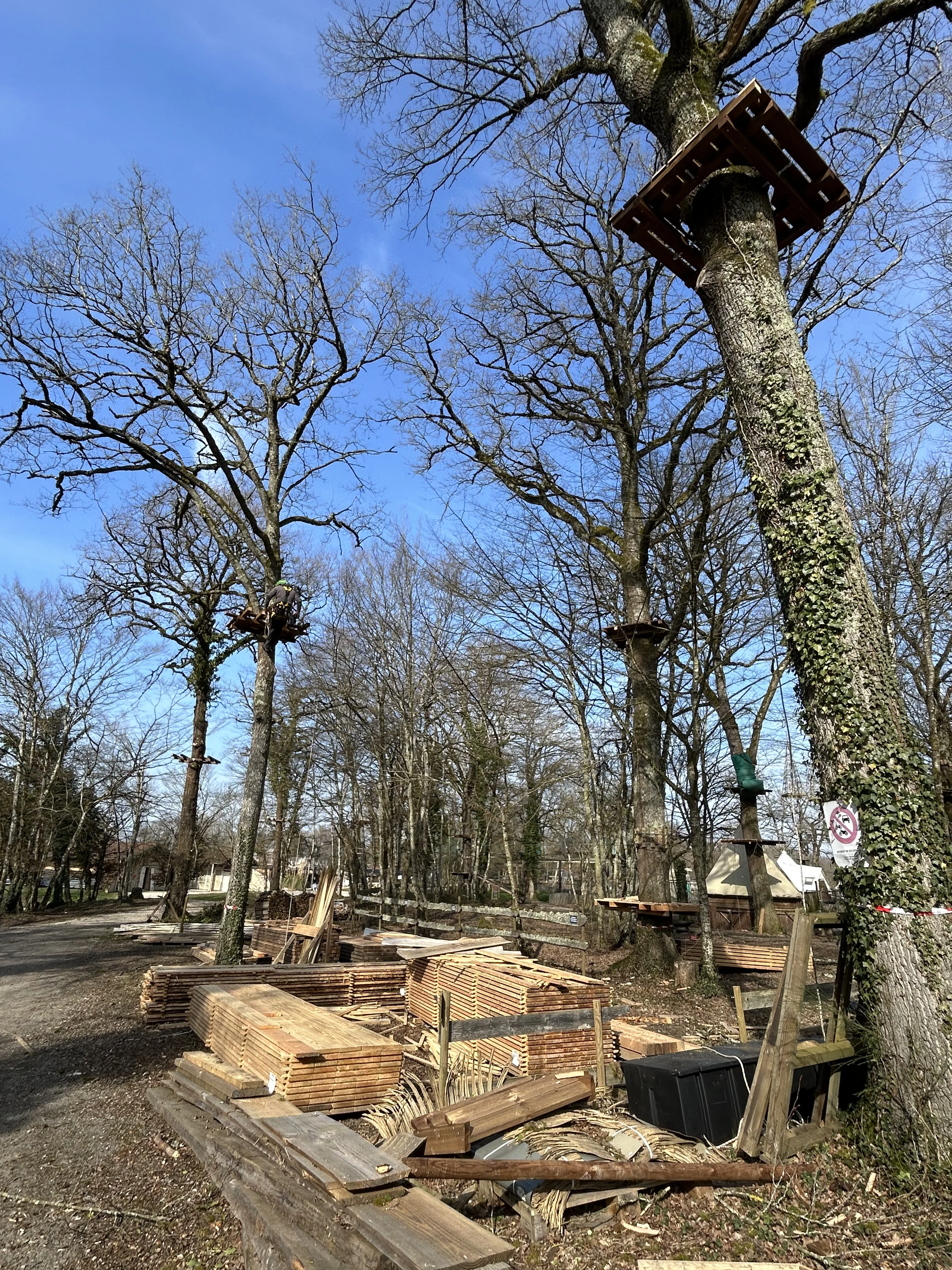 Installation des plateformes en fixation Le Clou SVA, parc Accro Dombes