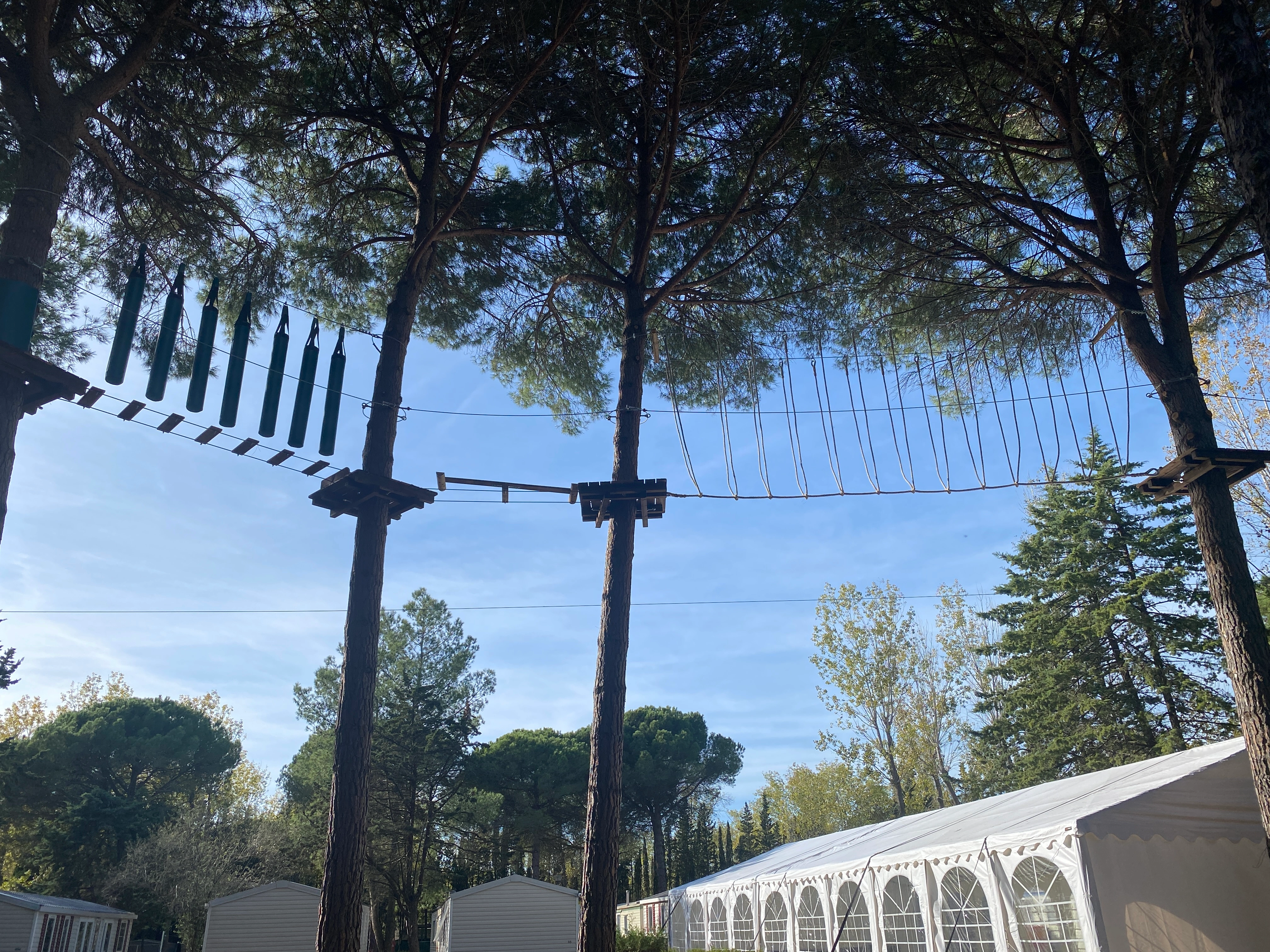 Vue d'ensemble du parc avec plateforme Le Clou SVA, base de loisir Poséidon