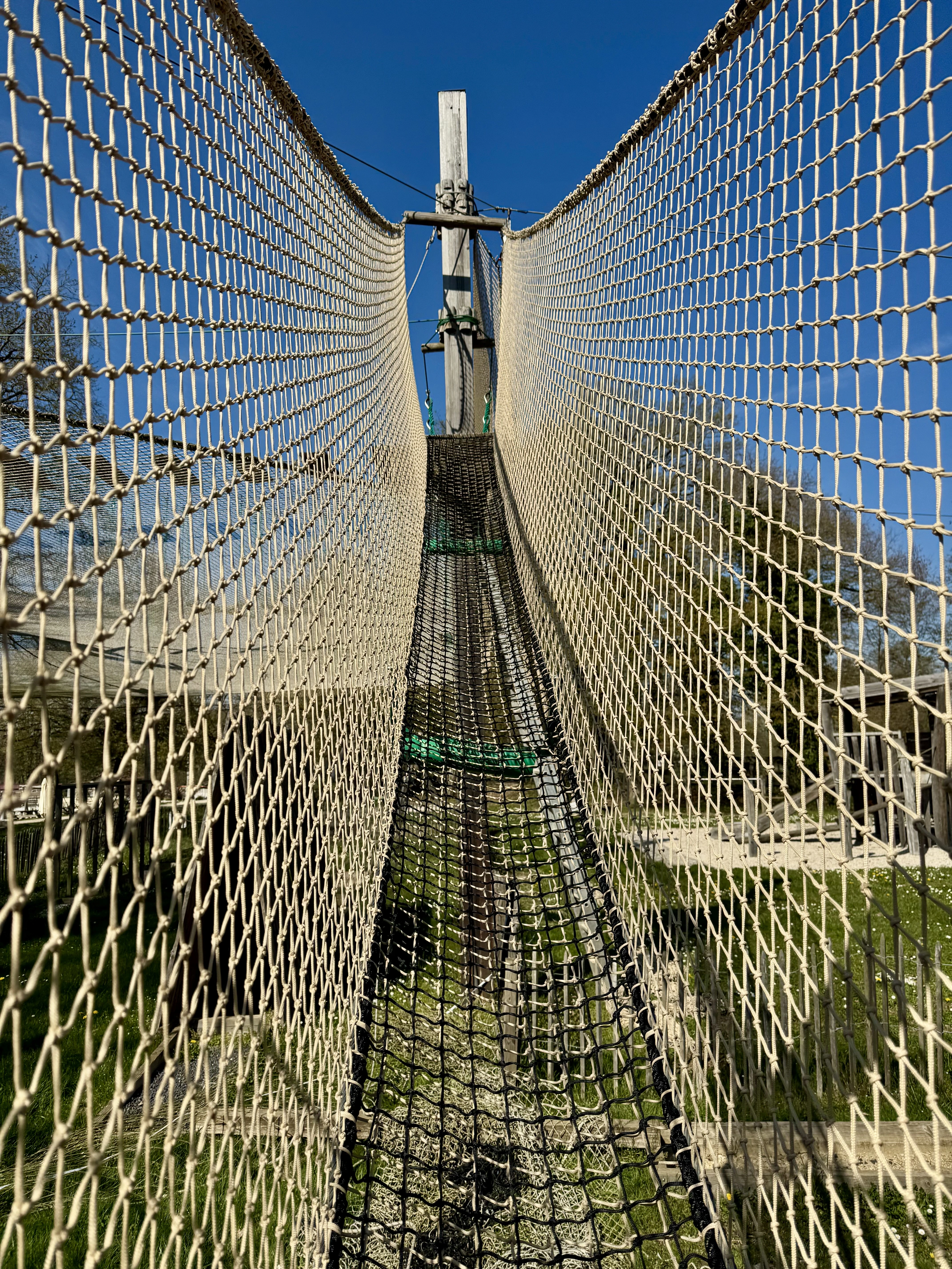 Passerelle filet suspendue en perspective, zone filet aérienne Accros Concept