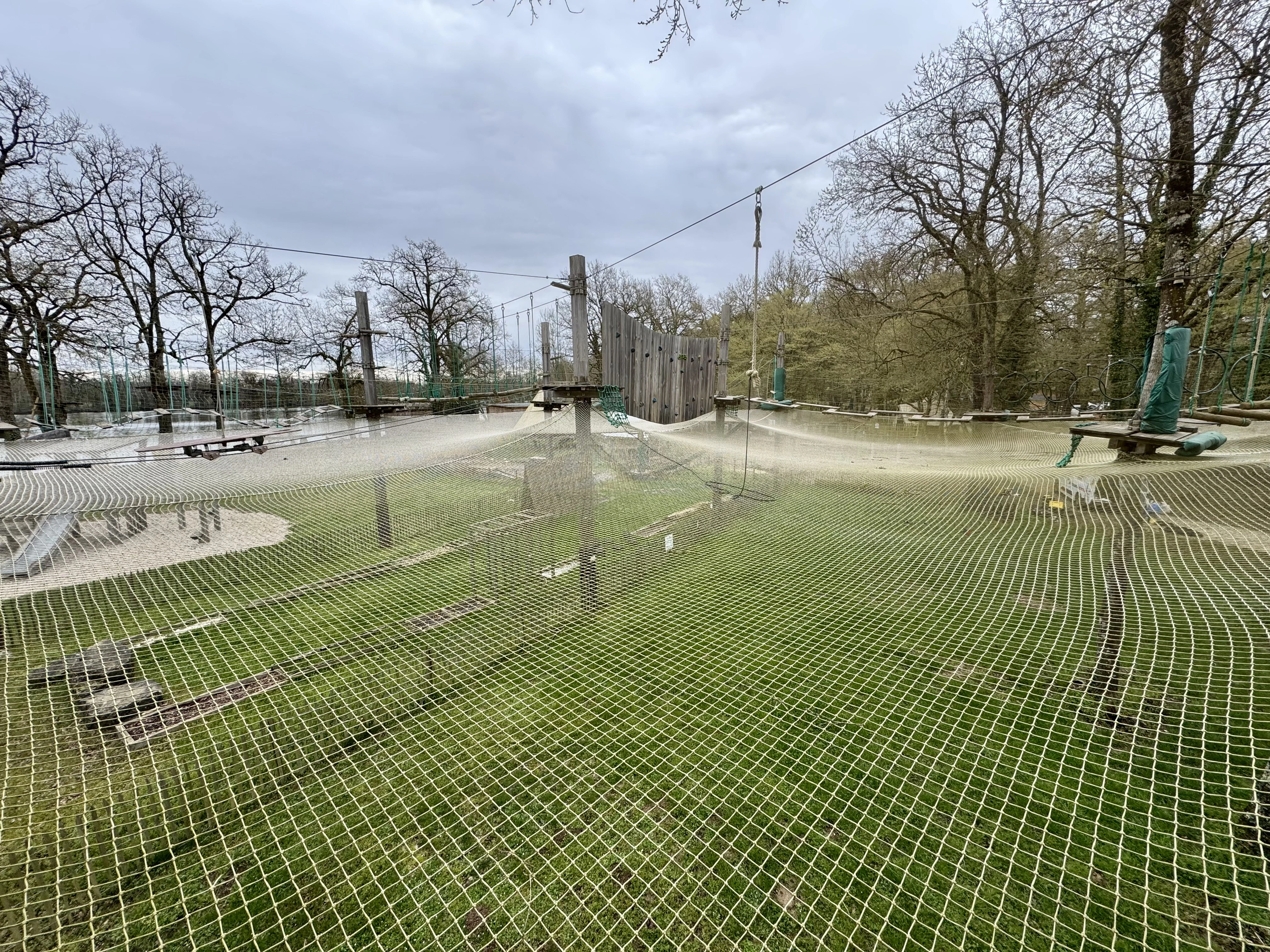 Zone filet panoramique suspendue en hauteur, sans baudrier, réalisation Accros Concept