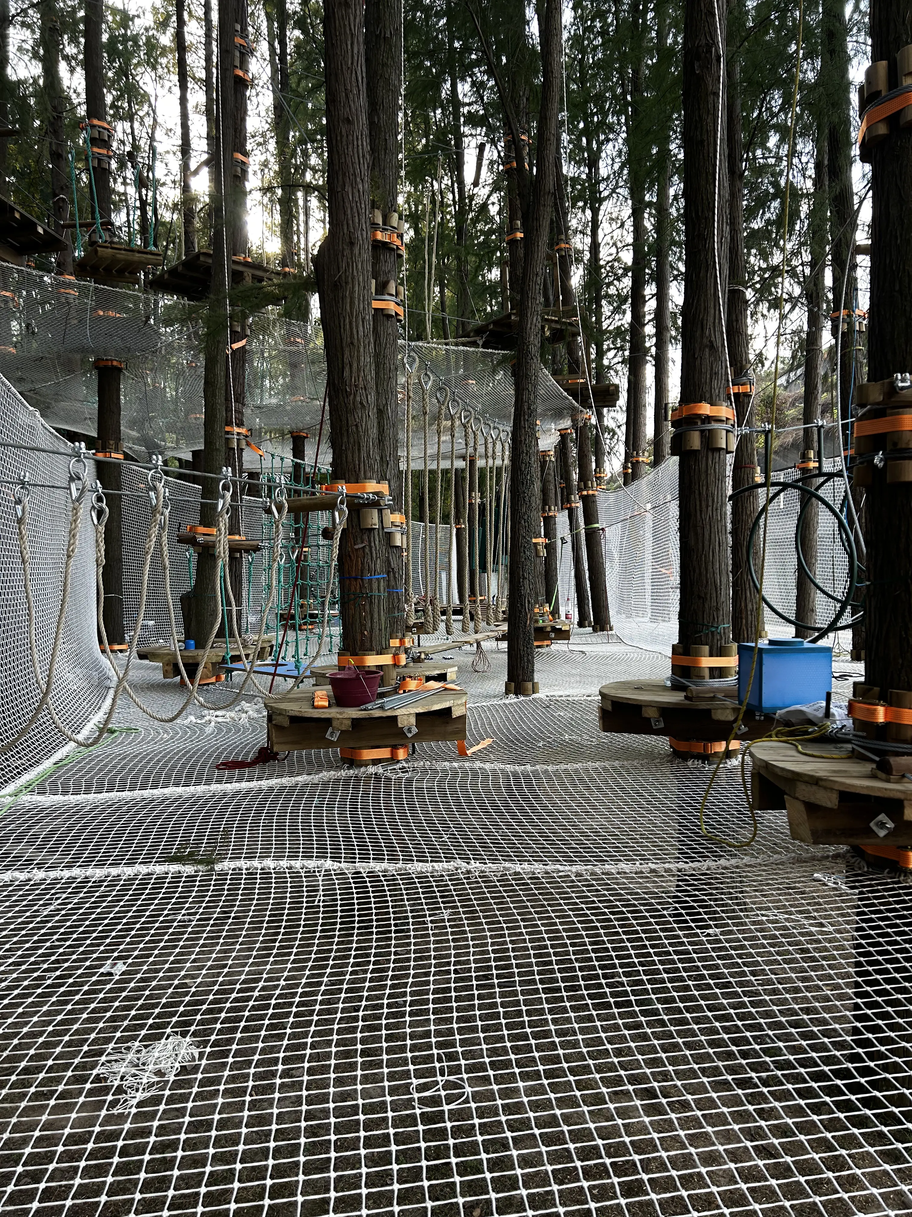 Zone filet aérienne réalisée par Accros Concept, savoir-faire français en parc aventure