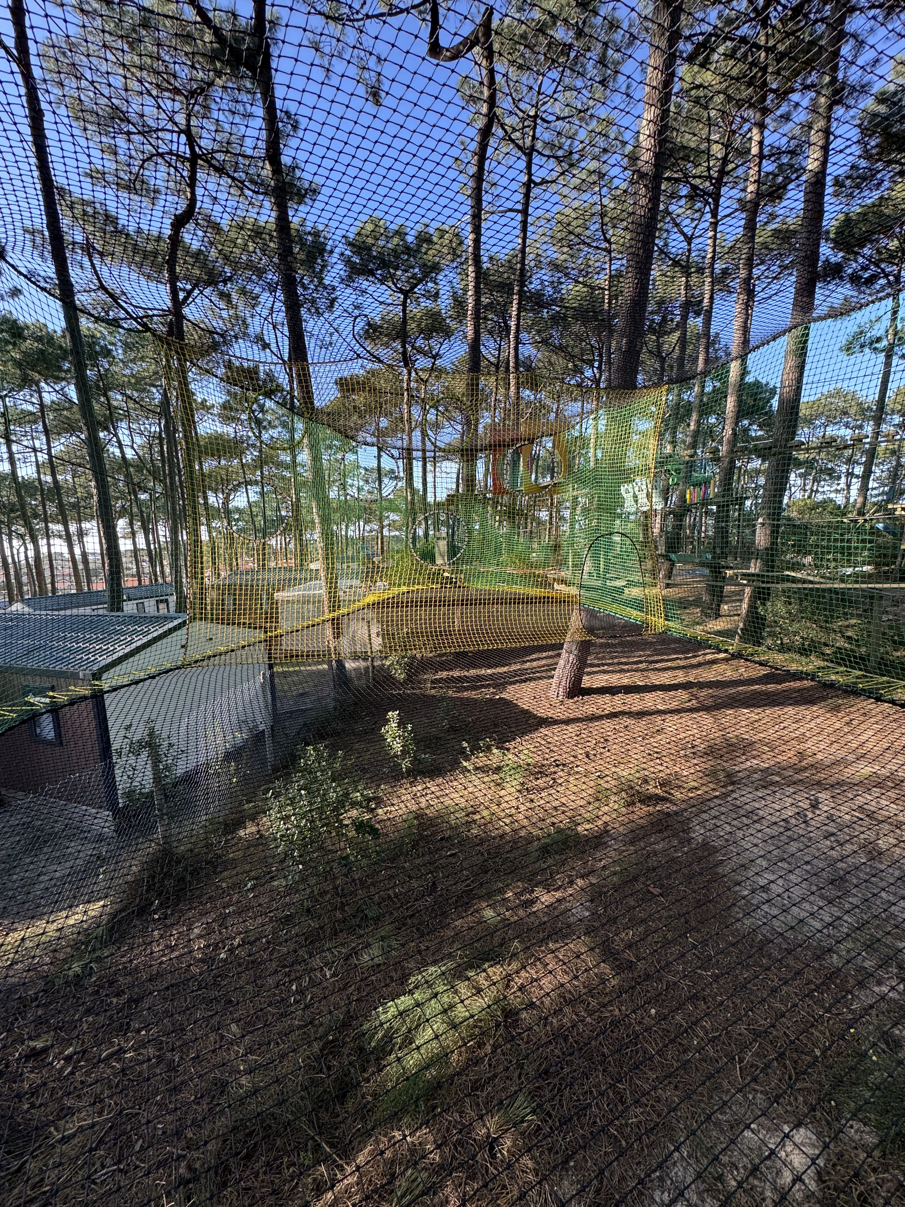 Trampoline filet en cours d'installation, Bisc'Aventure Biscarrosse Landes