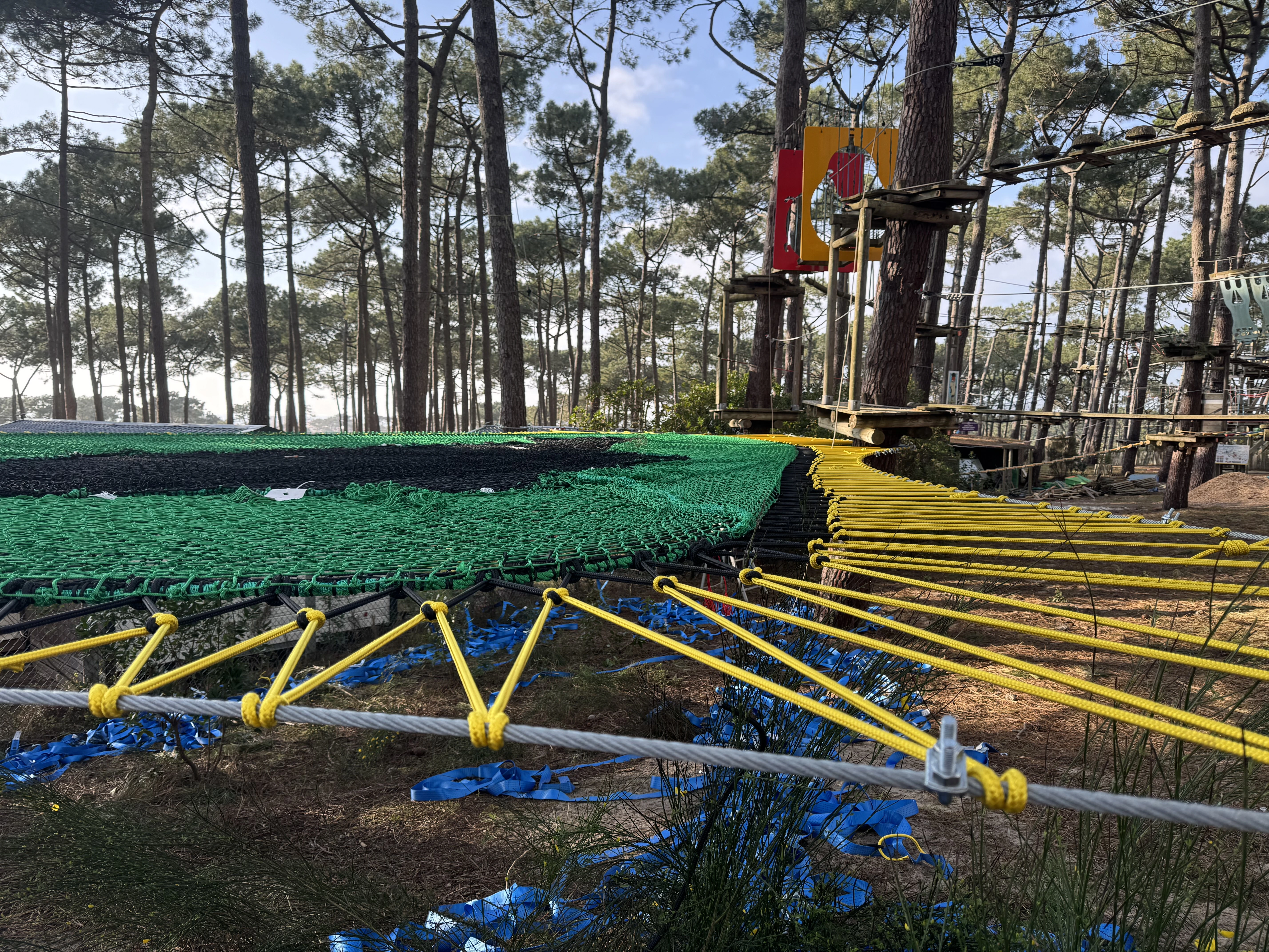 Aires trampolines filet colorées en cours d'installation, chantier camping Accros Concept