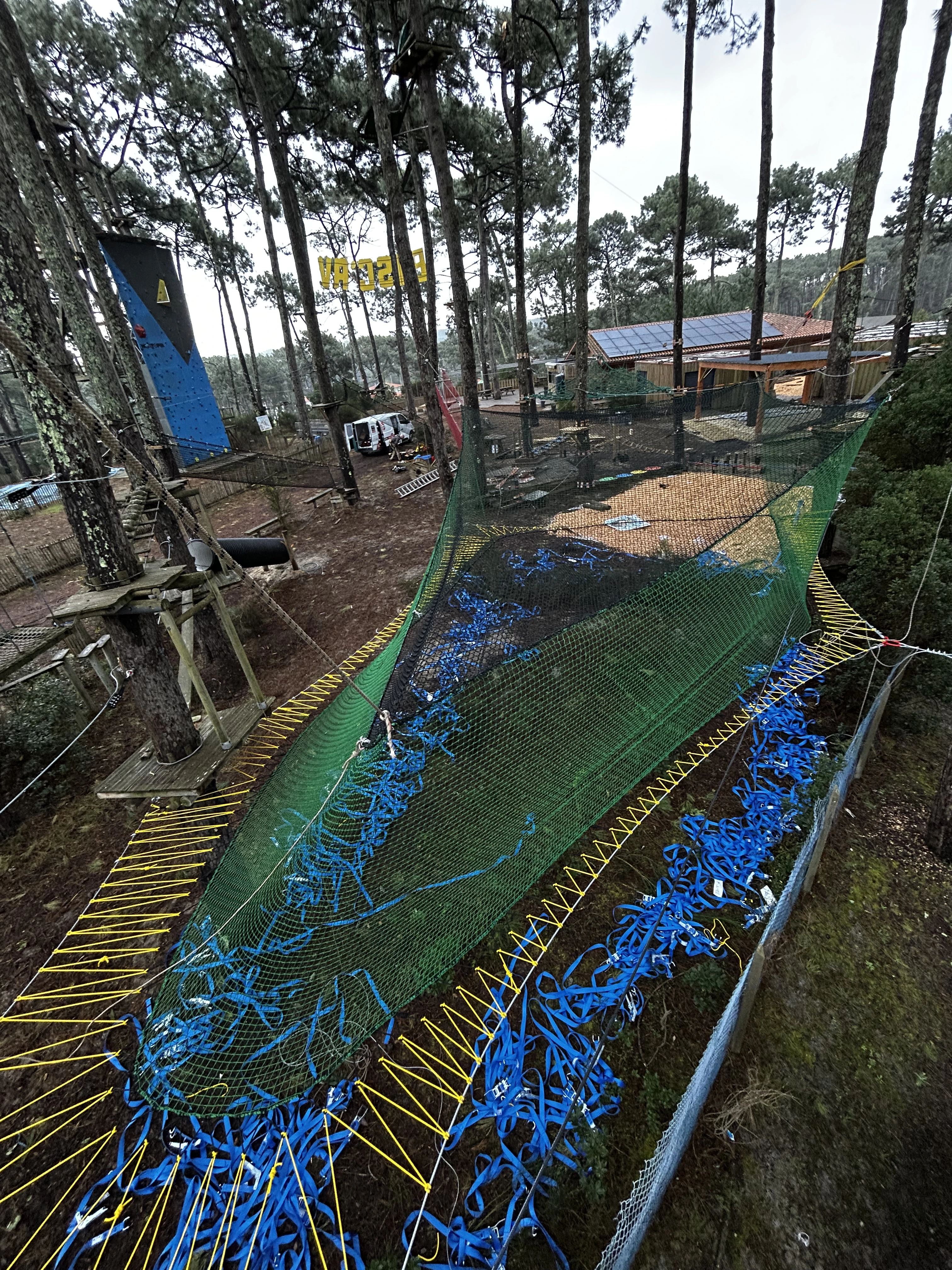 Construction de l'escalier sur mesure du filet trampoline, Bisc'Aventure