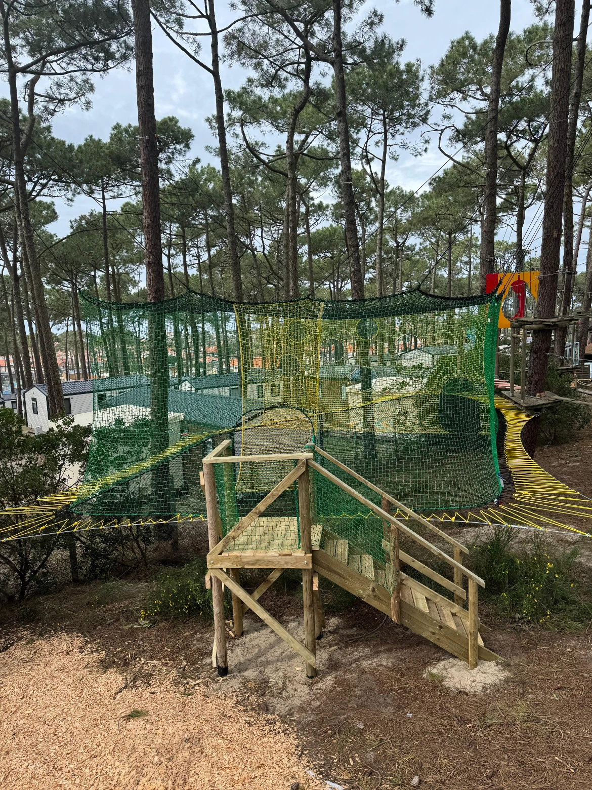 Trampoline filet en cours de construction par l'équipe Accros Concept